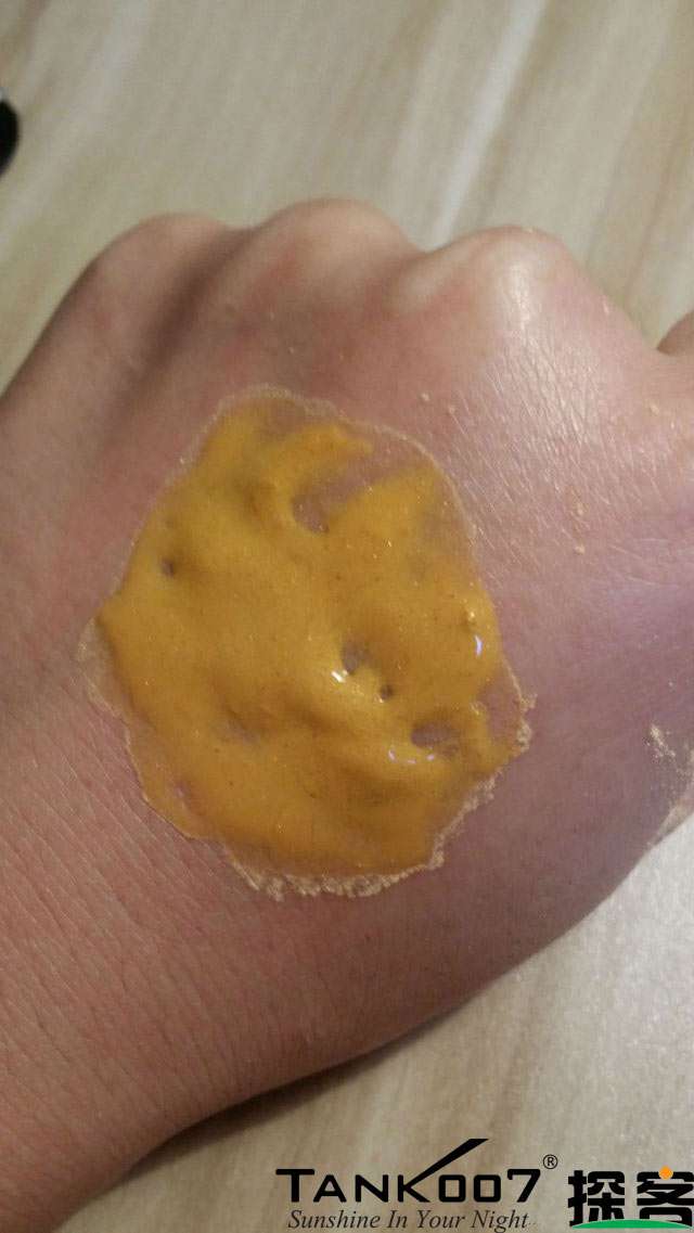 客戶買了紫光手電驗熒光劑,先拿面膜大姨媽巾開刀