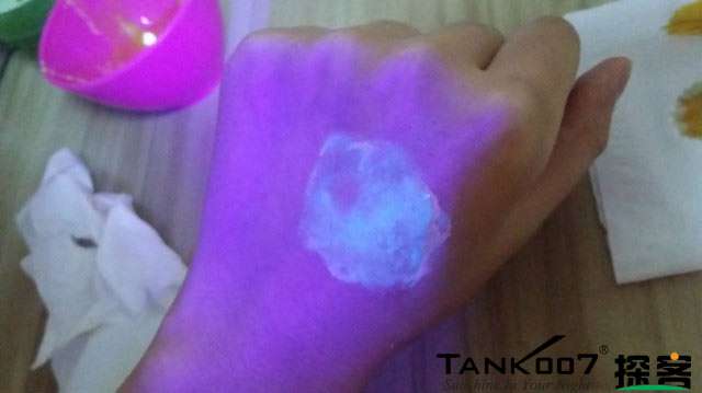 客戶買了紫光手電驗熒光劑,先拿面膜大姨媽巾開刀